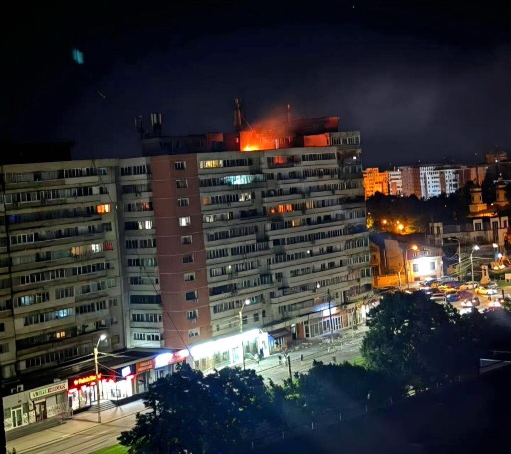 O dronă rusească s-a prăbușit pe un bloc din Galați. Explozie urmată de incendiu, doi oameni la spital, zeci de evacuați